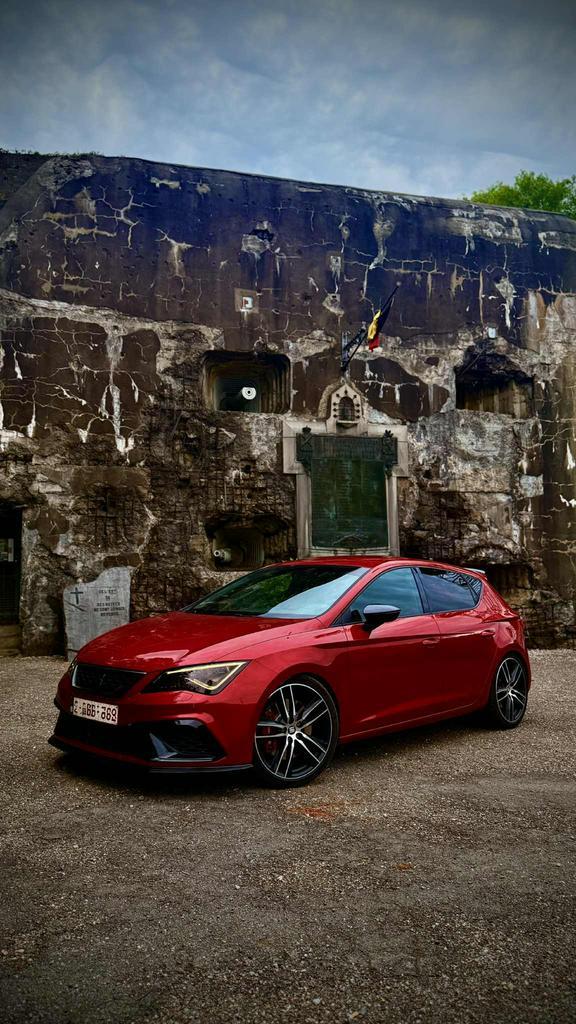 Seat leon cupra 5f 300, Autos, Seat, Particulier, Leon, Essence, Hatchback, 5 portes, Boîte manuelle, Rouge, Noir, Cuir et Alcantara