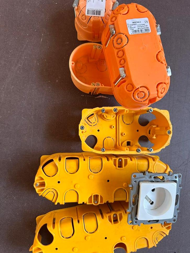 Holllewandsdoos en 1stopcontact, Doe-het-zelf en Bouw, Elektriciteit en Kabels, Zo goed als nieuw, Stopcontact, Ophalen