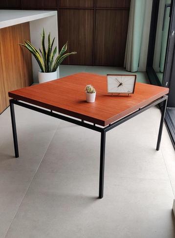 Minimalistische vintage teakhouten (salon)tafel beschikbaar voor biedingen