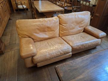 Salon en cuir tres epais + table beschikbaar voor biedingen