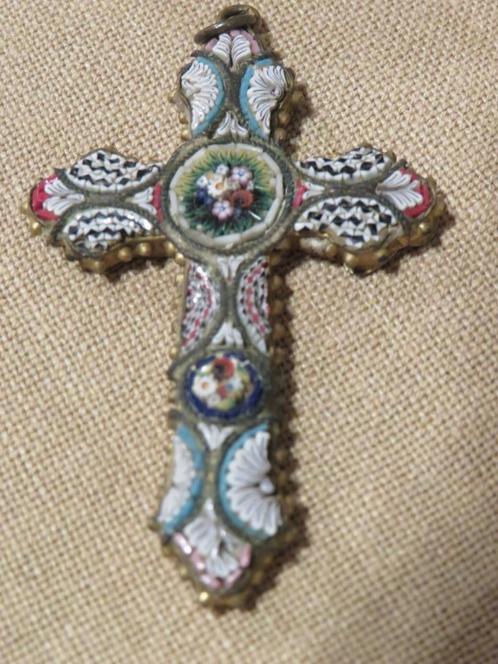 Klein antiek kruisje in hanger, Handtassen en Accessoires, Antieke sieraden, Hanger, Overige materialen, Ophalen of Verzenden
