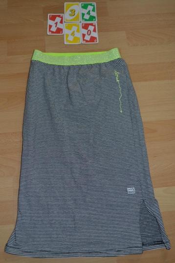 Mooie stretch rok + T-shirt maat 134/140 beschikbaar voor biedingen