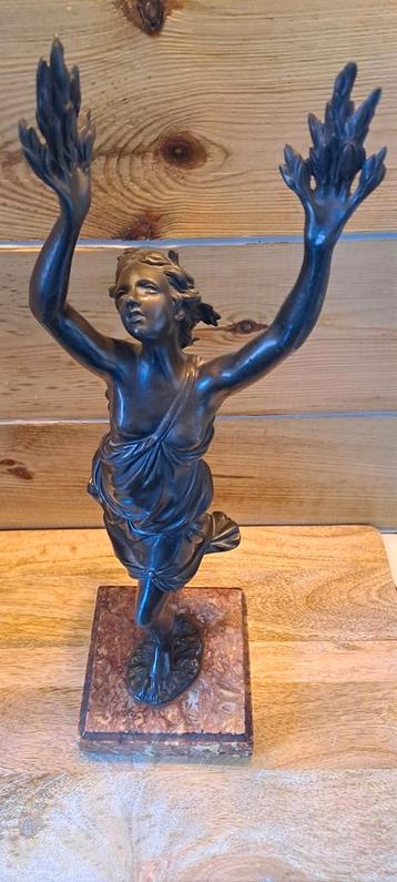 Bronzen beeld  beschikbaar voor biedingen