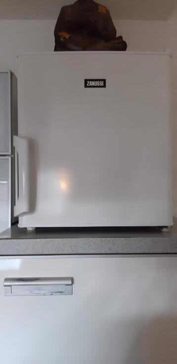 Mini-congélateur Zanussi, Moins de 60 cm, Congélateur, Classe énergétique A ou plus économe, Comme neuf