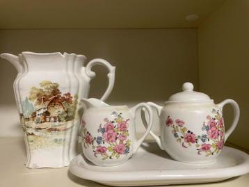 Koffie- en melkkan, suikerpot en schoteltjes beschikbaar voor biedingen