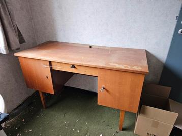 Op te knappen vintage bureau beschikbaar voor biedingen