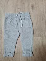 Grijze joggingbroek met roze stipjes (Obaïbi) Maat 80, Enfants & Bébés, Vêtements de bébé | Taille 80, Comme neuf, Obaibi, Garçon ou Fille