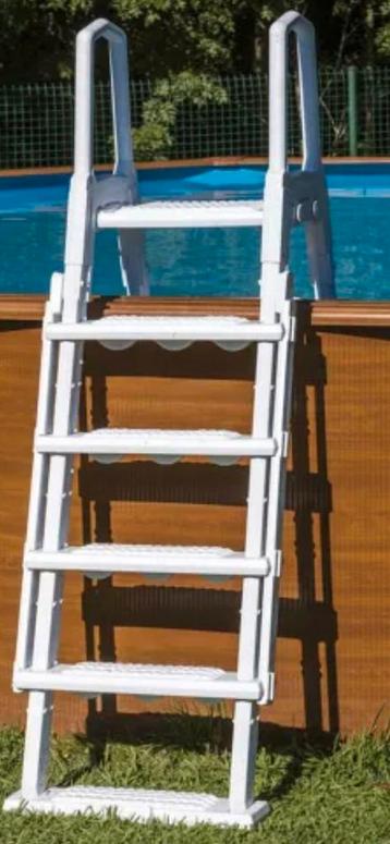Échelle de piscine en plastique solide Interline, Enlèvement, Utilisé