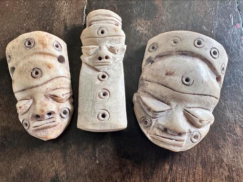 Pende Ikhoko intiatie amulet 3 x been Afrikaanse kunst 1930, Antiek en Kunst, Kunst | Niet-Westerse kunst, Verzenden