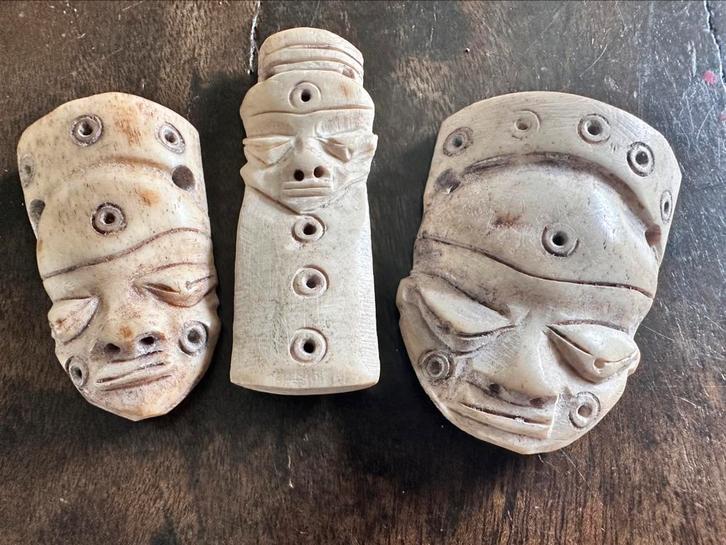 Pende Ikhoko intiatie amulet 3 x been Afrikaanse kunst 1930, Antiek en Kunst, Kunst | Niet-Westerse kunst, Verzenden