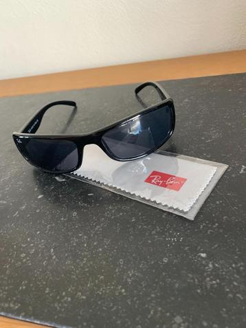 sportieve zwarte zonnebril Ray-Ban beschikbaar voor biedingen
