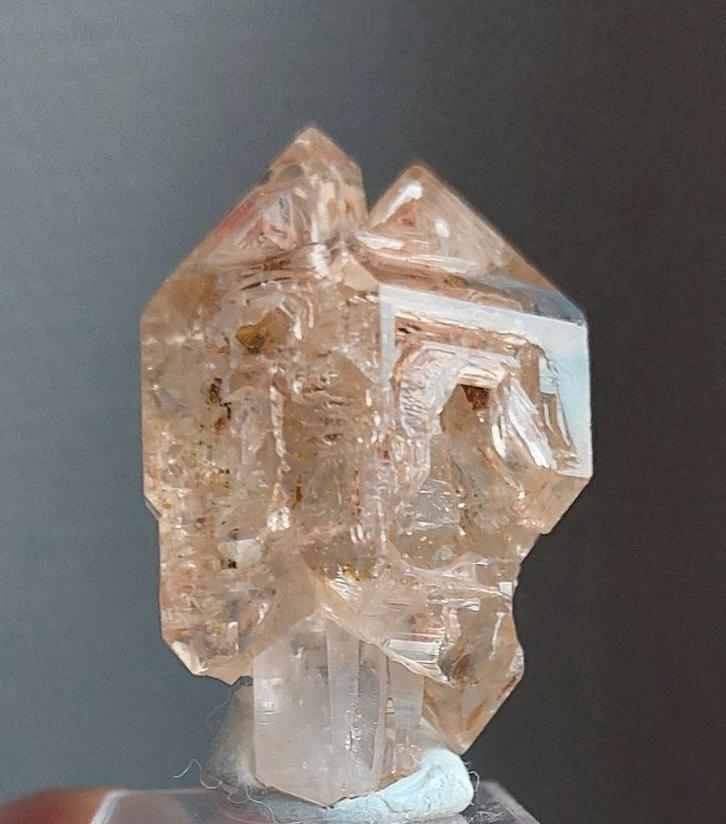 Petroleumkwarts raamscepter en fluo Madagascar, Verzamelen, Mineralen en Fossielen, Mineraal, Ophalen of Verzenden