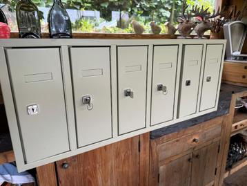 Kleine metalen lockerkast beschikbaar voor biedingen