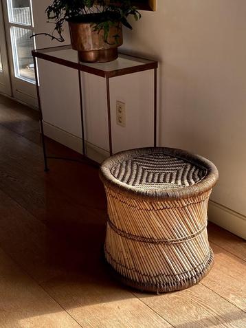 Vintage rotan kruk, plantenstandaard, bijzettafeltje, mand beschikbaar voor biedingen