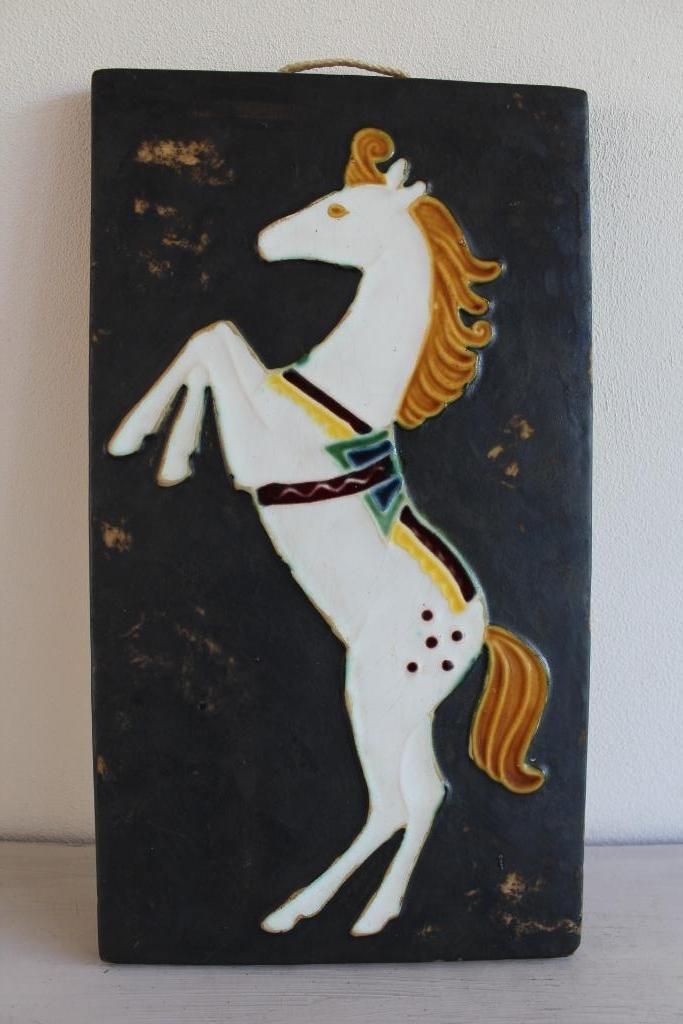 Plaque en céramique avec un cheval blanc en train de monter, Antiquités & Art, Art | Autres Art, Envoi