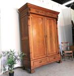 Hoge antieke kleerkast in zware eik H 226 B 150 D 54, Ophalen
