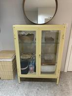 Glazen vitrinekast geel, Huis en Inrichting, Ophalen, 100 tot 150 cm, 50 tot 100 cm, Zo goed als nieuw
