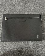 Sac/pochette Louis Vuitton Pochette 24H Taiga en cuir, Comme neuf, Autres marques, Noir, Cuir
