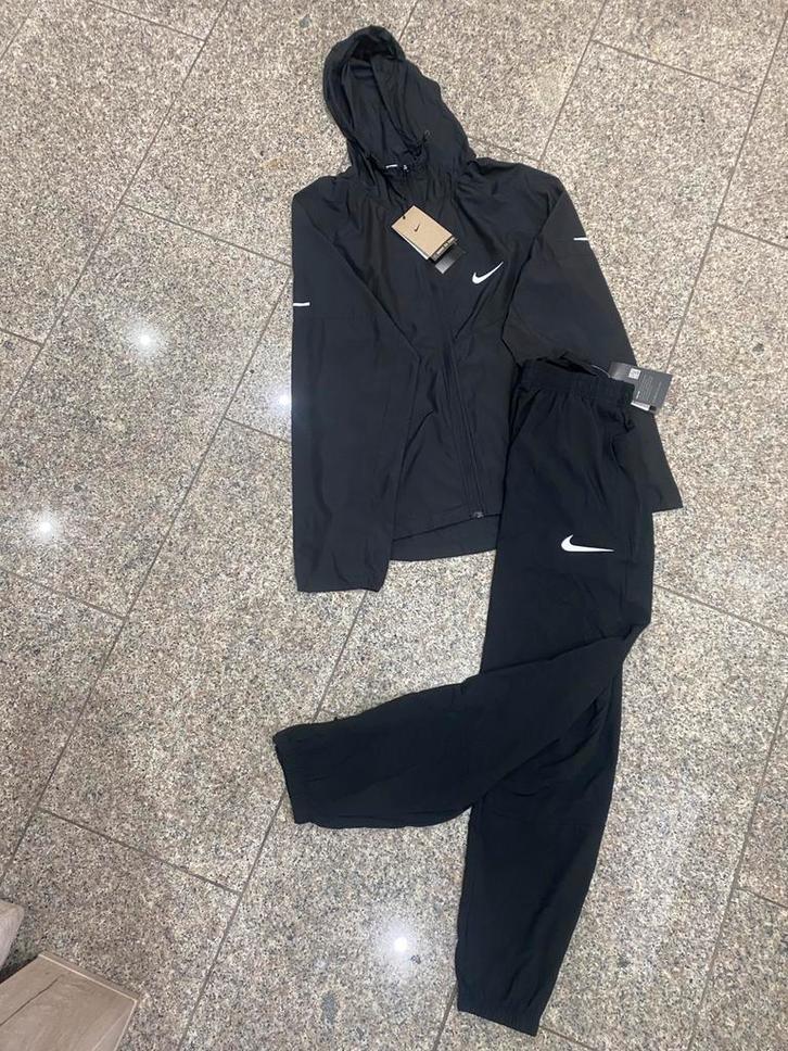 Ensemble Nike noir complet – Veste à capuche + pantalon, Vêtements | Hommes, Packs de vêtements pour hommes, Neuf, Taille 48/50 (M)