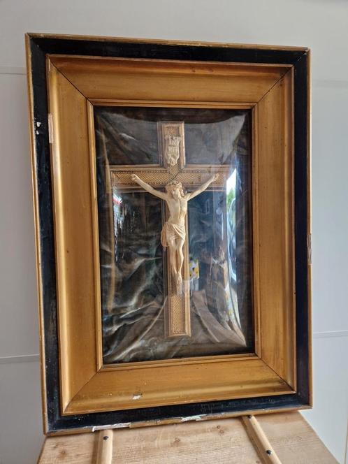 Xxl antiek kruisbeeld in bolglas lijst 71x52cm, Antiek en Kunst, Antiek | Religieuze voorwerpen, Ophalen of Verzenden