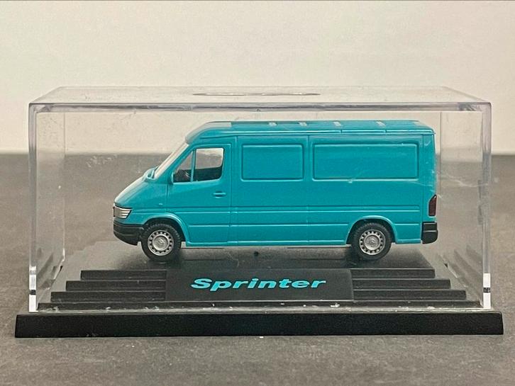 Wiking MB Sprinter in vitrinebox 1/87, Hobby en Vrije tijd, Modelauto's | 1:87, Zo goed als nieuw, Bus of Vrachtwagen, Herpa, Ophalen of Verzenden