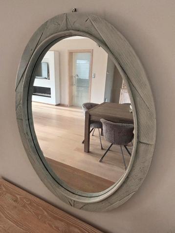 Grote houten spiegel beschikbaar voor biedingen