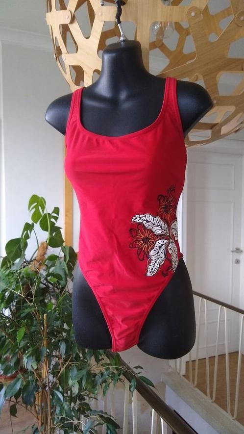 O'Neill 🏊🏼 chilirood badpak met bloem, maatje 40, Kleding | Dames, Badmode en Zwemkleding, Zo goed als nieuw, Badpak, Rood, Ophalen of Verzenden