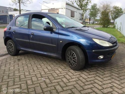 Peugeot 206 1.4 XR Auto rijd en schakelt goed, Auto's, Peugeot, ABS, Airbags, Alarm, Centrale vergrendeling, Elektrische ramen