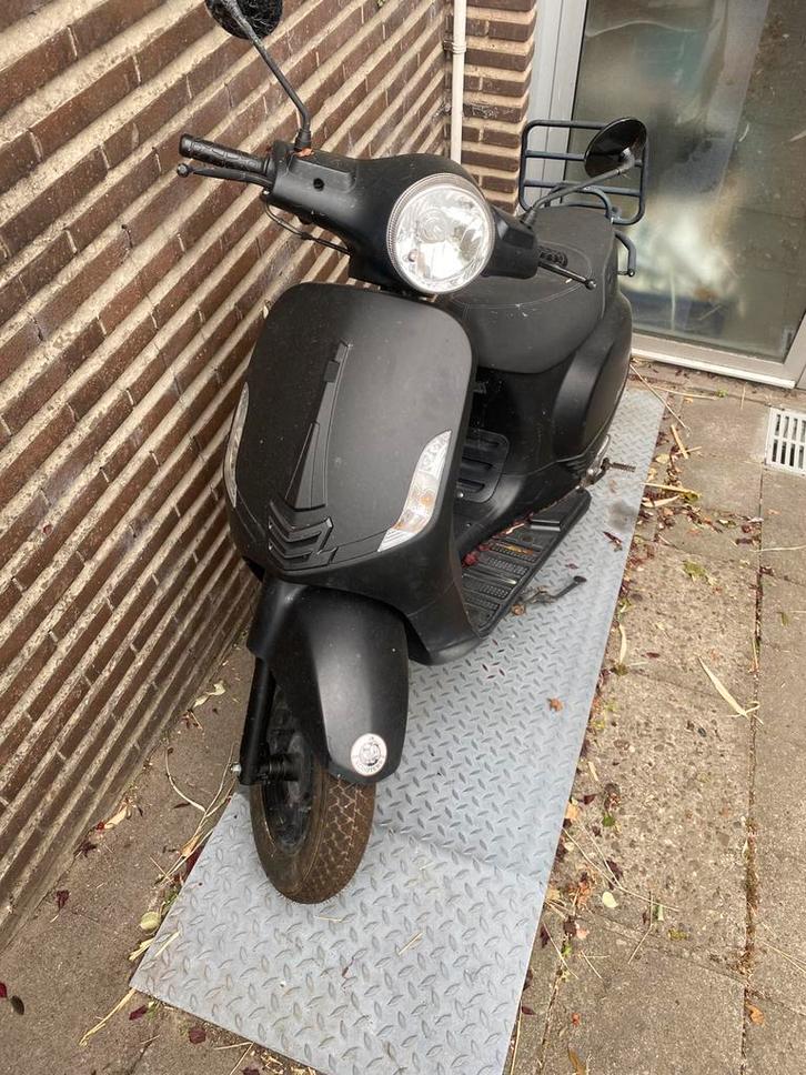 Senzo 50cc scooter – niet lopend – voor onderdelen, Fietsen en Brommers, Brommeronderdelen | Algemeen, Gebruikt, Uitlaat, Ophalen