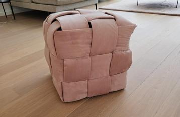 Leuke poef  beschikbaar voor biedingen