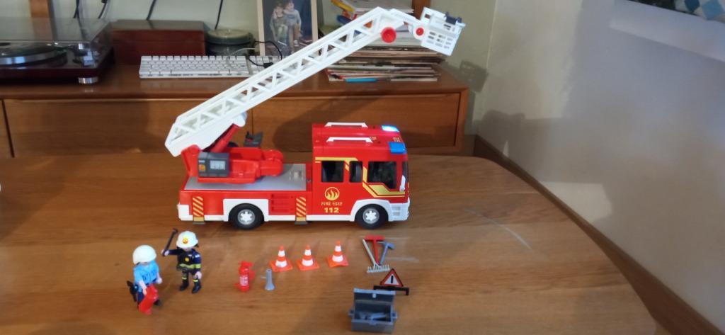 Camion de pompiers avec échelle pivotante - 9463…