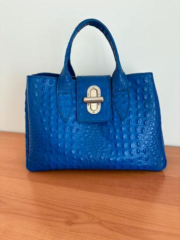 Handtas met crocoprint. 24x32x14 cm beschikbaar voor biedingen