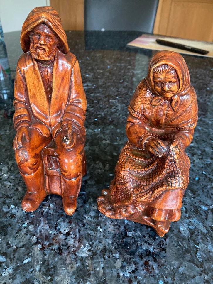 Antiek oud vrouwtje en ventje op stoel, Antiek en Kunst, Antiek | Keramiek en Aardewerk, Ophalen