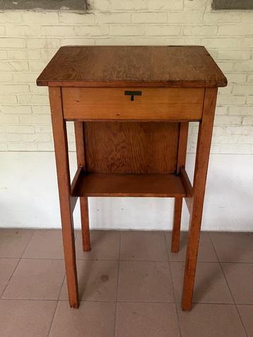 Vintage spreekgestoelte / katheder / lezenaar beschikbaar voor biedingen