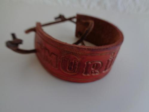 Bracelet cuir inscrit MURIELLE vintage, Handtassen en Accessoires, Armbanden, Gebruikt, Leer, Overige kleuren, Ophalen of Verzenden
