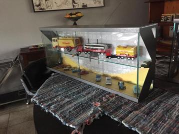 Degelijke vitrinekasten / vitrinekastjes . In goede staat beschikbaar voor biedingen