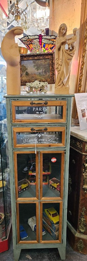 Cabinet vintage disponible aux enchères