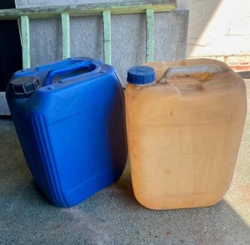 Twee bidons 10 liter beschikbaar voor biedingen