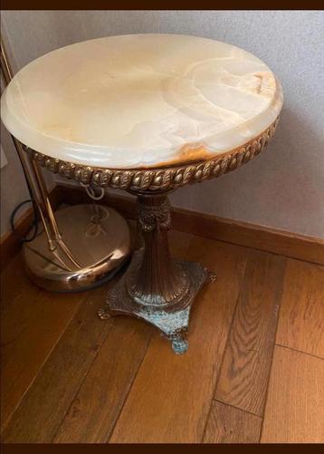Petite table en marbre  beschikbaar voor biedingen