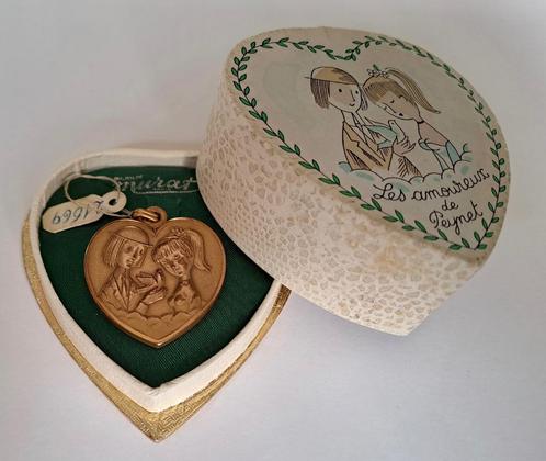 „The Lovers of Peynet” Grote vintage vergulde hanger, Handtassen en Accessoires, Antieke sieraden, Hanger, Overige materialen