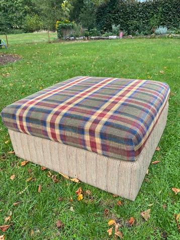 Kleurrijke geruite poef / hocker met wieltjes beschikbaar voor biedingen