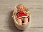 Vintage popje  in wiegje (14 cm), Verzamelen, Poppen, Ophalen of Verzenden, Zo goed als nieuw, Pop