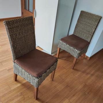 6 rieten stoelen met kussens (97cmx48cmx42cm) beschikbaar voor biedingen