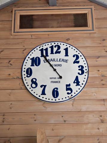 Grote geëmailleerde wandklok — Emaille du Nord (Frankrijk) beschikbaar voor biedingen