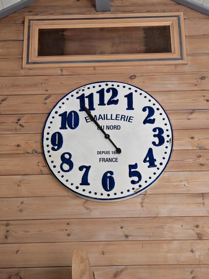 Grote geëmailleerde wandklok — Emaille du Nord (Frankrijk), Antiek en Kunst, Antiek | Woonaccessoires, Ophalen