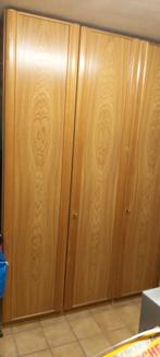 UITNEEMBARE MASSIEF HOUTEN KLEDINGKAST MET 3 DEUREN, Huis en Inrichting, Ophalen, Zo goed als nieuw