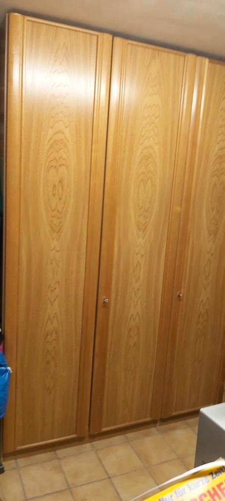 UITNEEMBARE MASSIEF HOUTEN KLEDINGKAST MET 3 DEUREN, Huis en Inrichting, Kasten | Kleerkasten, Zo goed als nieuw, Ophalen