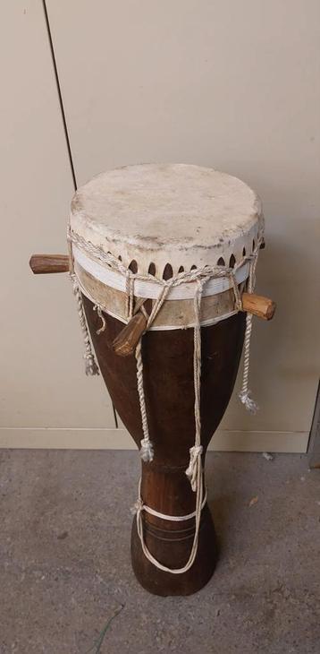Afrikaanse traditionele trommel beschikbaar voor biedingen