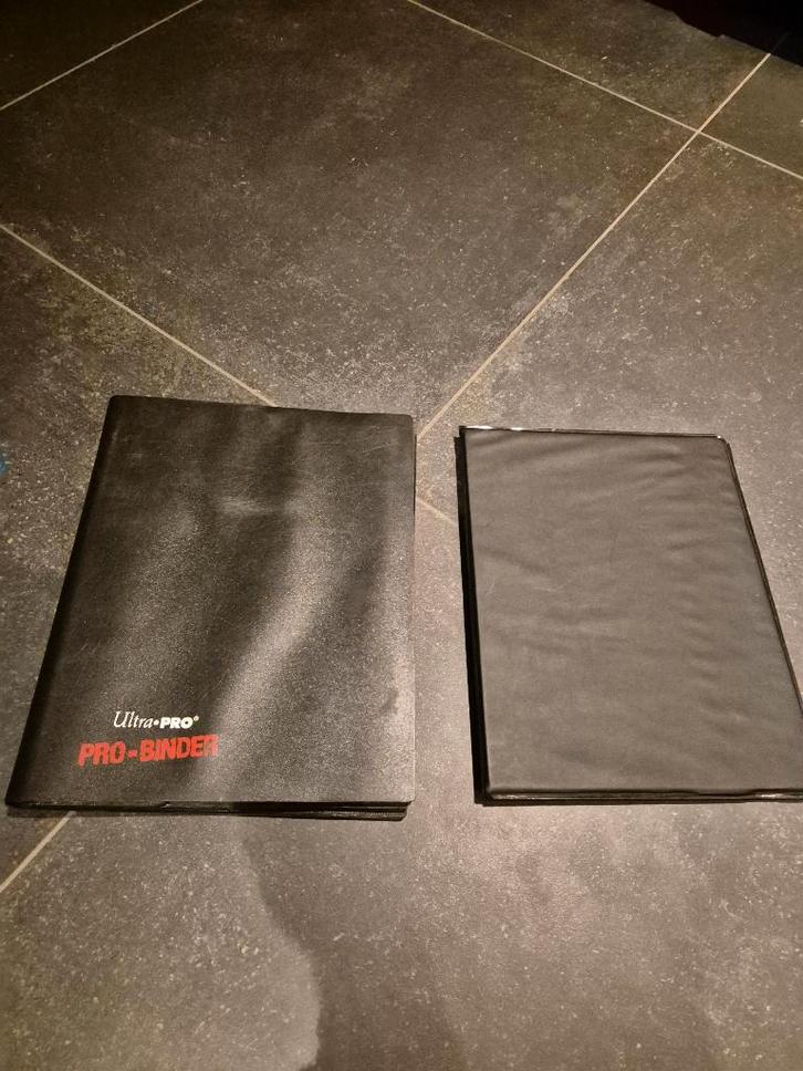 2 mappen voor verzamelkaarten (Magic, Pokémon), Hobby en Vrije tijd, Verzamelkaartspellen | Magic the Gathering, Gebruikt, Overige typen