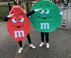 Leuk & origineel rode m&m carnaval kostuum, 134 t/m 140, Jongen of Meisje, Gebruikt, Ophalen